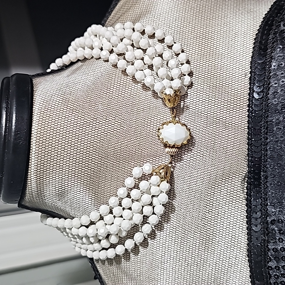 Vintage from the 1950sMaterials: Plastic & resinChain style: Bead